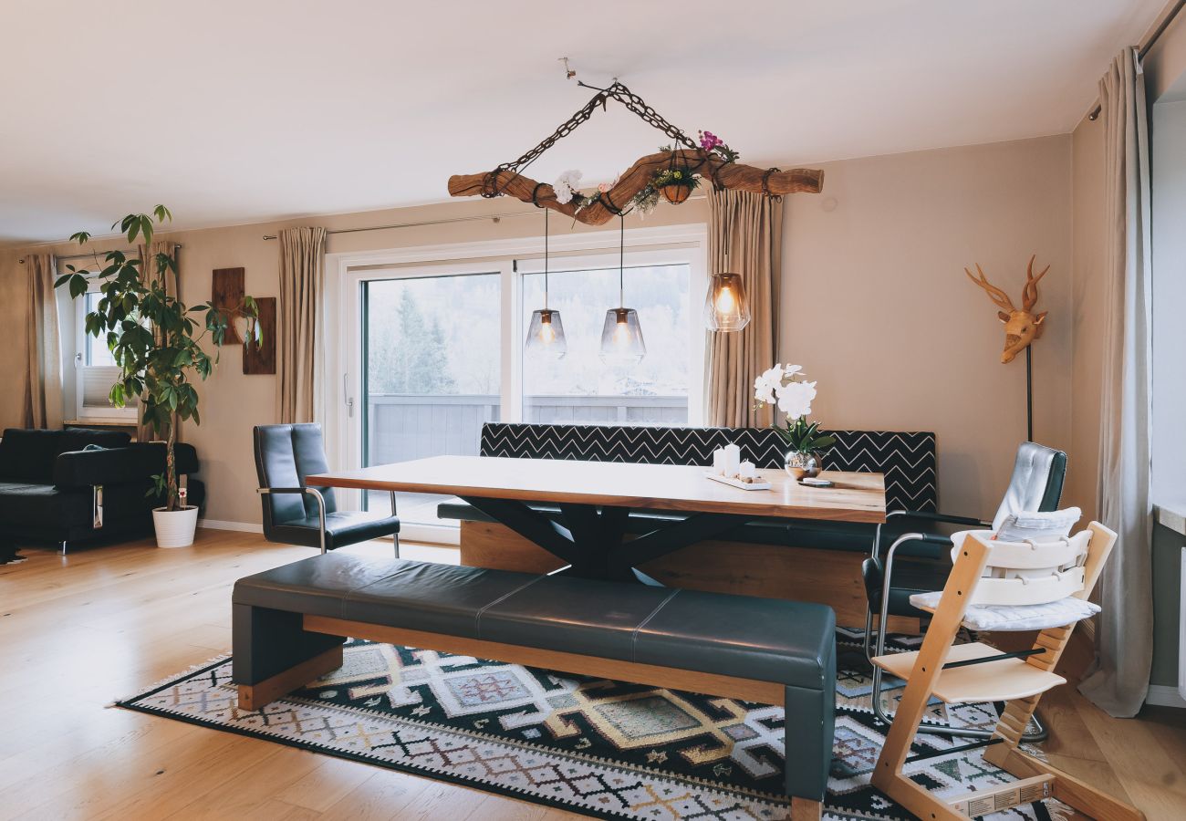 Living area in the Kohlis Alpine Home holiday house by we rent apartments with balcony and mountain view.