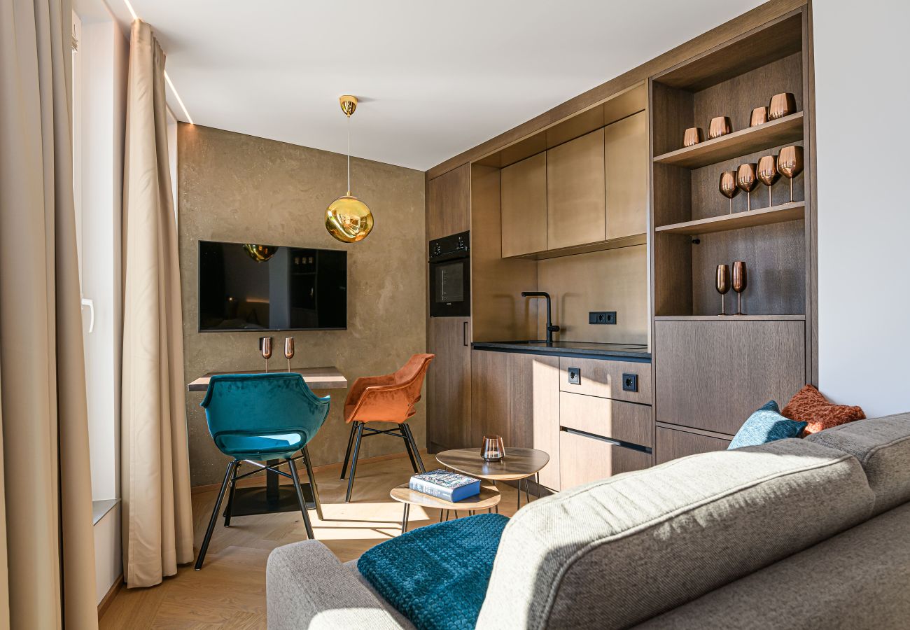 Helle Ferienwohnung VIU in Bad Hofgastein mit moderner Küche und Essbereich.