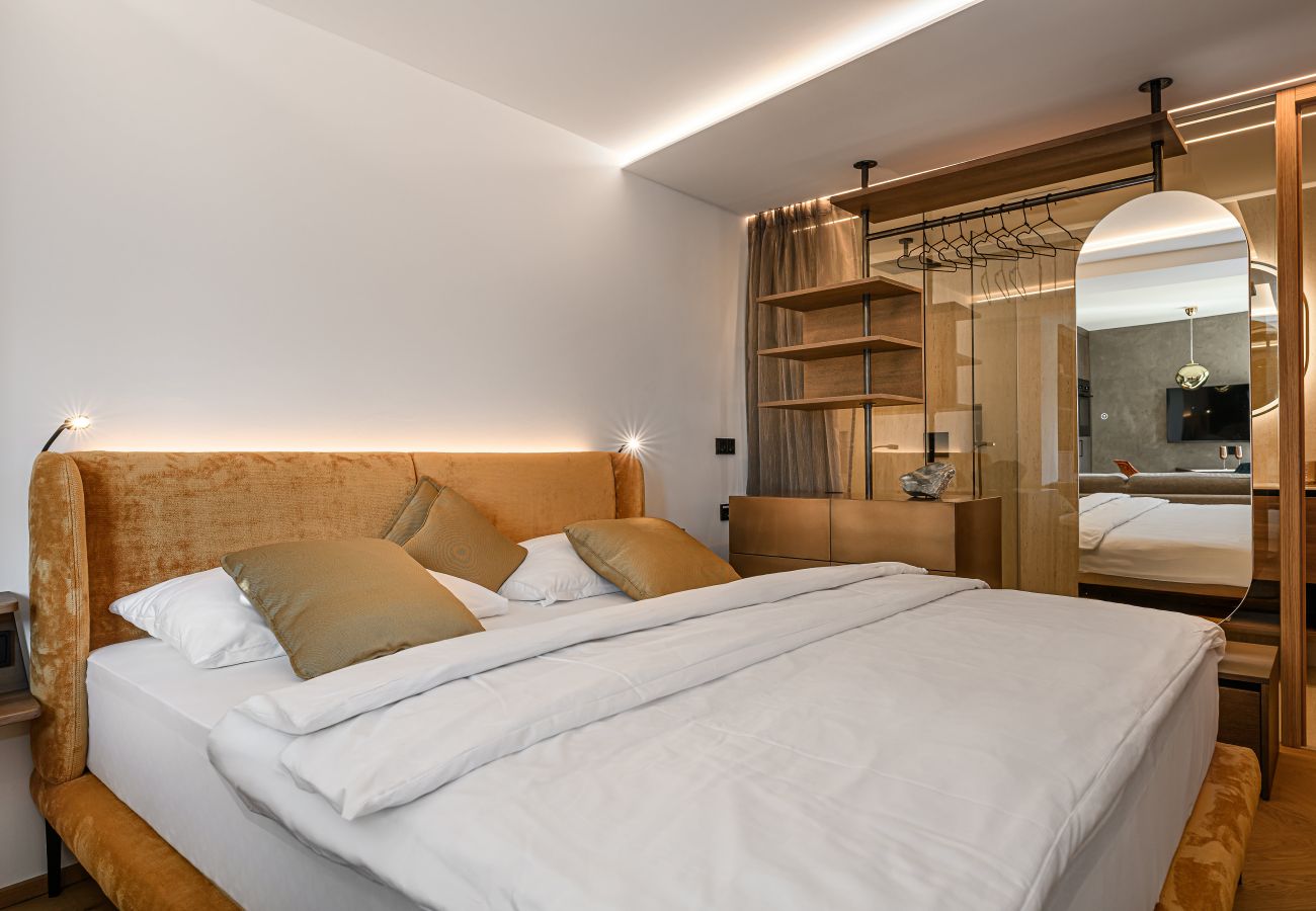 Schlafzimmer mit einem Doppelbett und modernem Badezimmer in Design Apartments VIU by we rent